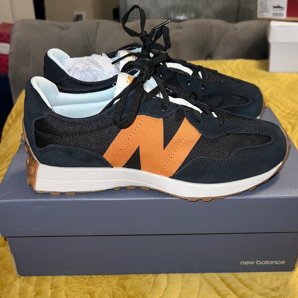 New Balance Women 7 or Kids 5.5. Never Worn.